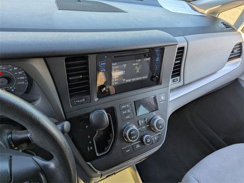 Used 2016 Toyota Sienna L image 25