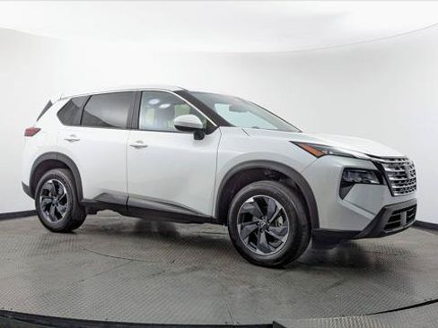 Used 2025 Nissan Rogue SV FWD image 11