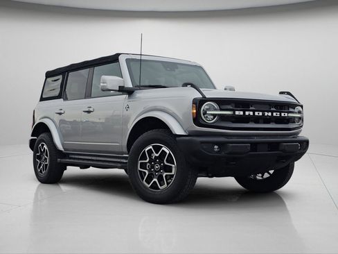 Used 2021 Ford Bronco Outer Banks image 2