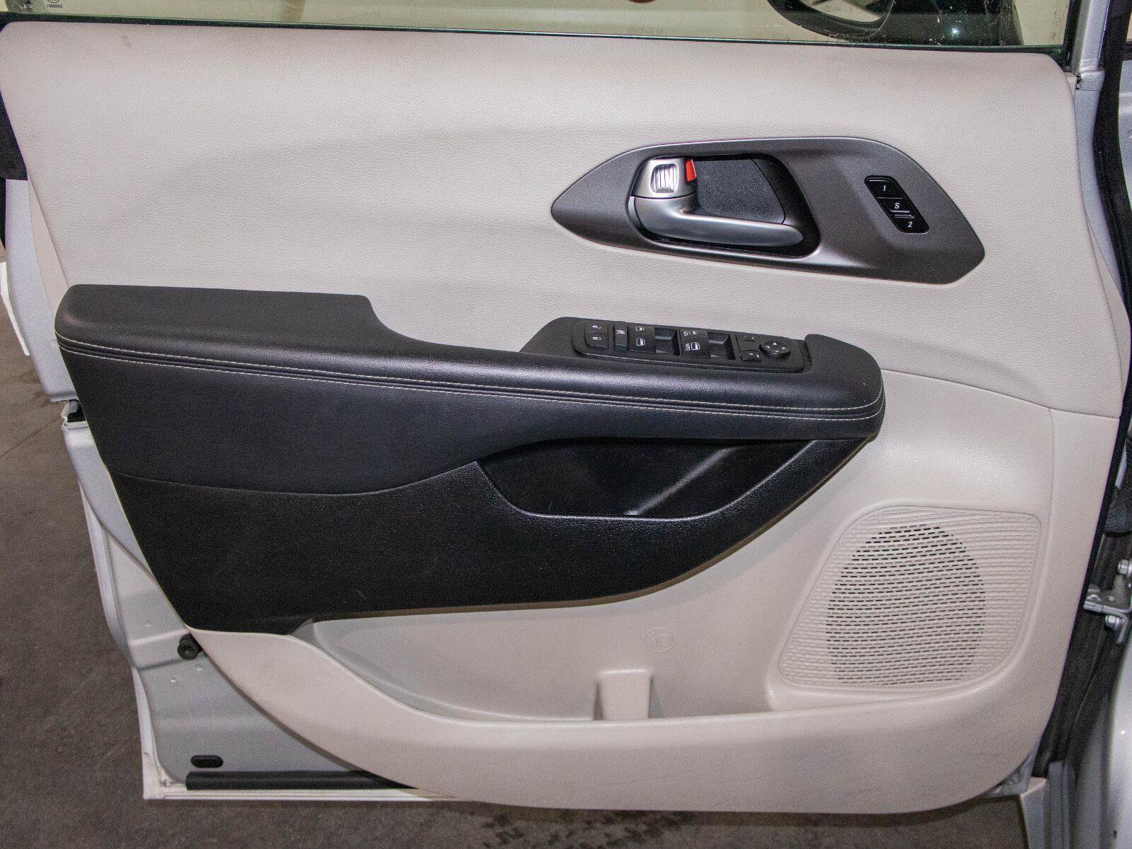 Used 2024 Chrysler Pacifica Touring-L FWD image 10