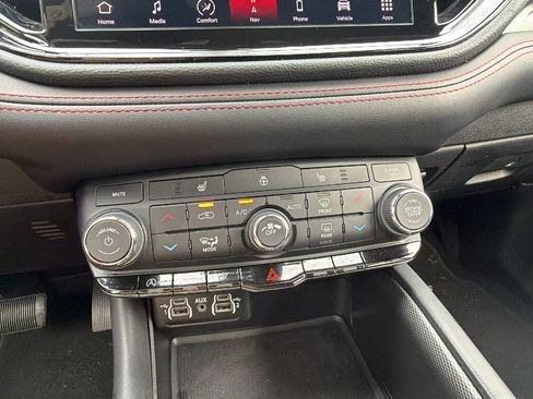 Used 2025 Dodge Durango GT AWD/4WD image 37