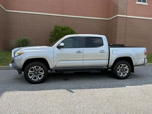 Used 2018 Toyota Tacoma Limited AWD/4WD image 5