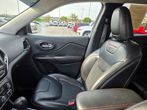 Used 2019 Jeep Cherokee Trailhawk AWD/4WD image 24