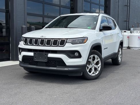 Used 2024 Jeep Compass Latitude AWD/4WD image 2