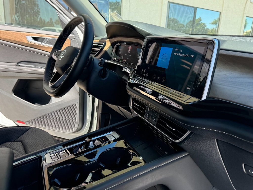 Used 2025 Volkswagen Atlas SE FWD image 25