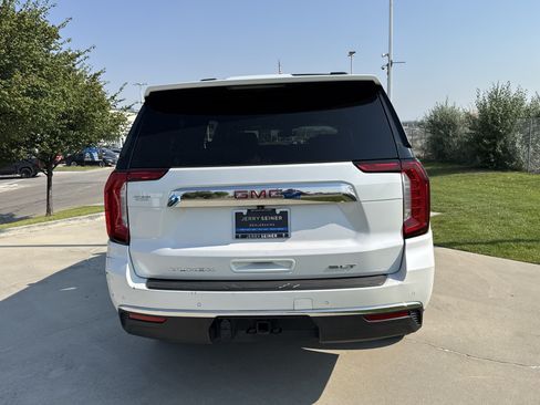Used 2022 GMC Yukon XL SLT w/ SLT Luxury Package AWD/4WD image 4