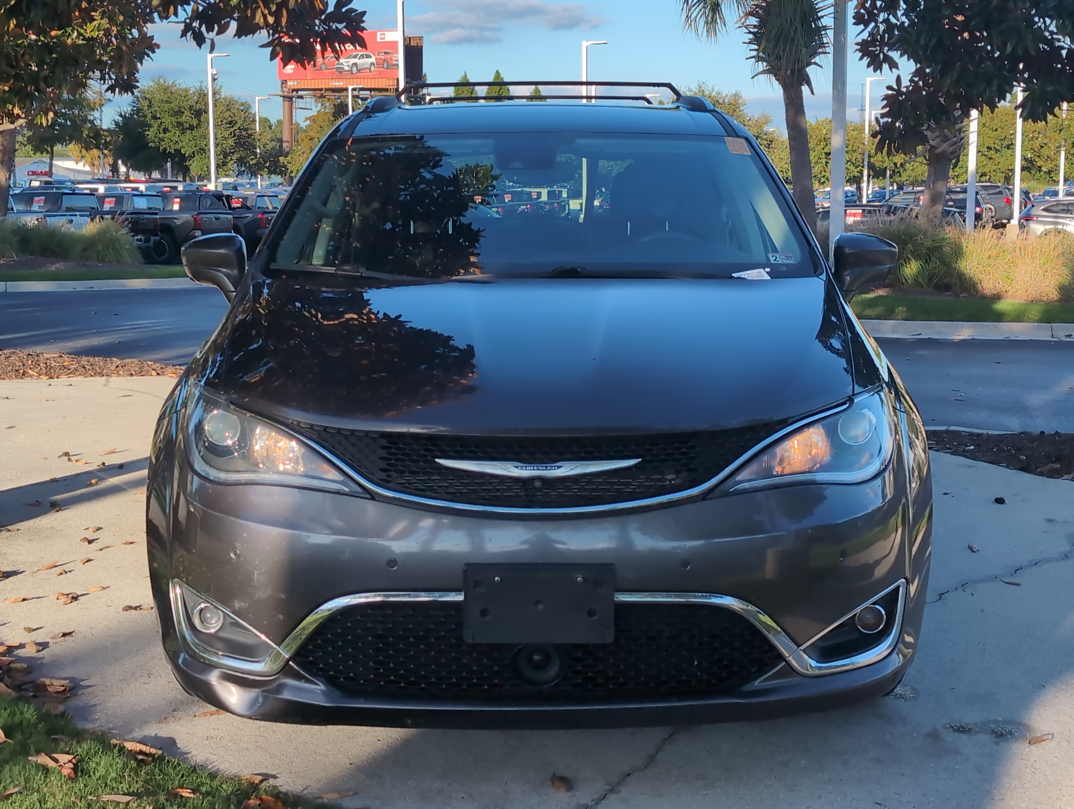 Used 2020 Chrysler Pacifica Touring-L Plus w/ Advanced Safetytec Group FWD image 3