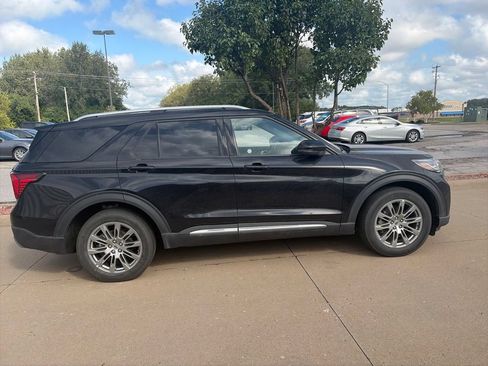 Used 2025 Ford Explorer Platinum AWD/4WD image 6