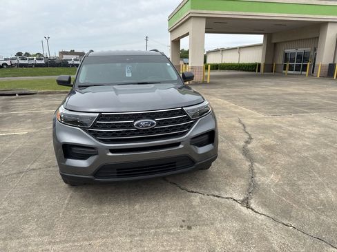 Used 2022 Ford Explorer XLT image 3