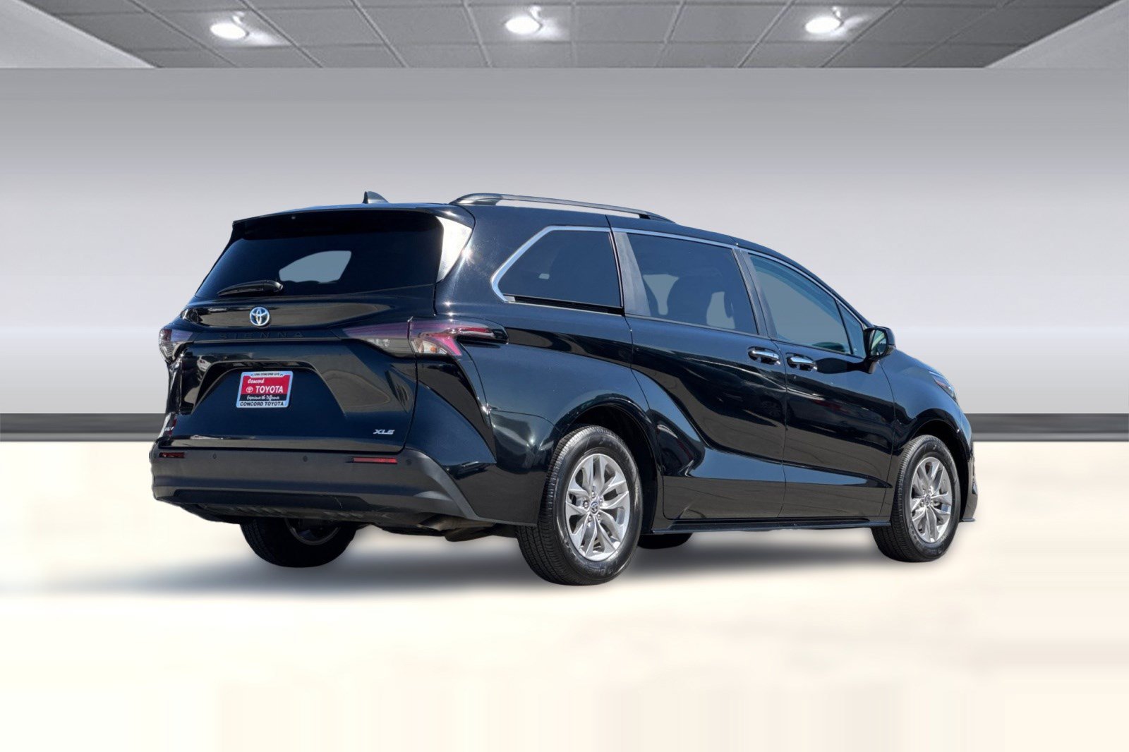Used 2025 Toyota Sienna XLE FWD image 9