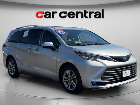 Used 2022 Toyota Sienna Platinum AWD/4WD image 7