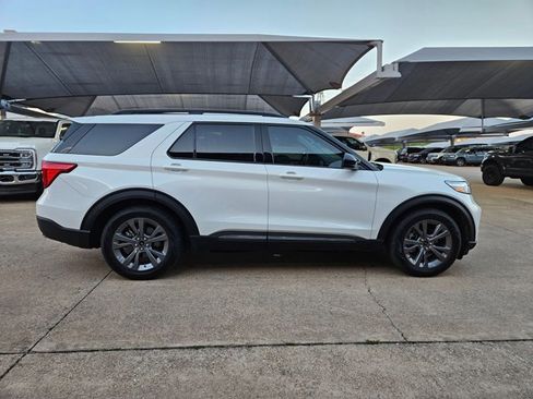Used 2023 Ford Explorer XLT w/ Equipment Group 202A image 4