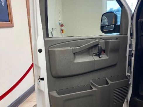 Used 2023 GMC Savana 2500 w/ Driver Convenience Package image 15