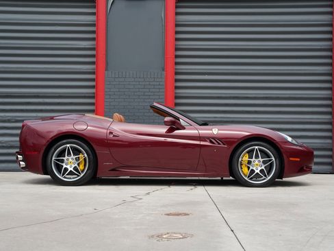 Used 2010 Ferrari California RWD image 17