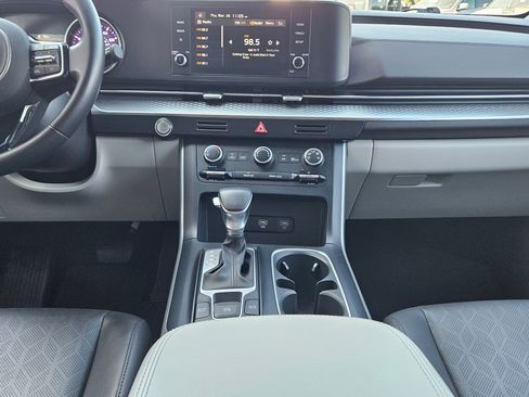 Used 2024 Kia Carnival LX image 10