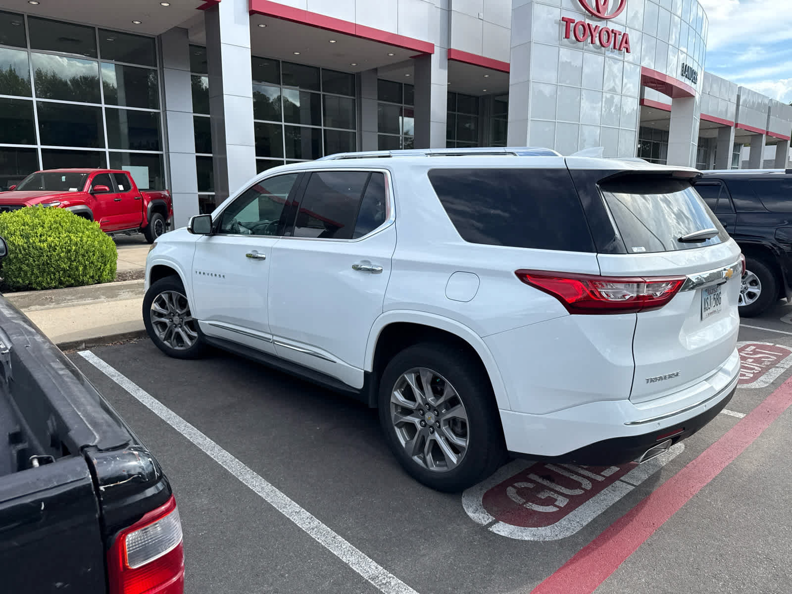 Used 2019 Chevrolet Traverse Premier w/ Driver Confidence II Package FWD image 4