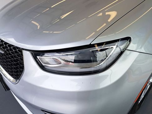 Used 2023 Chrysler Pacifica Touring-L FWD image 33