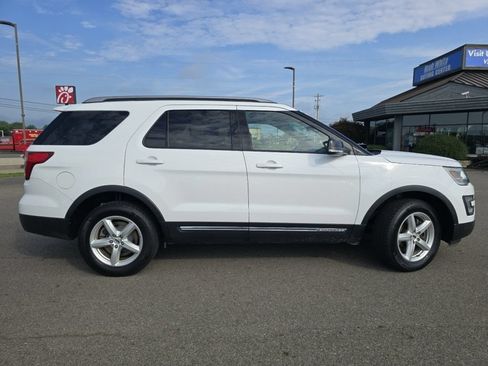Used 2017 Ford Explorer XLT w/ Equipment Group 202A AWD/4WD image 17