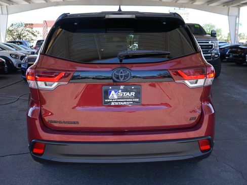 Used 2019 Toyota Highlander SE w/ Nightshade Edition FWD image 4