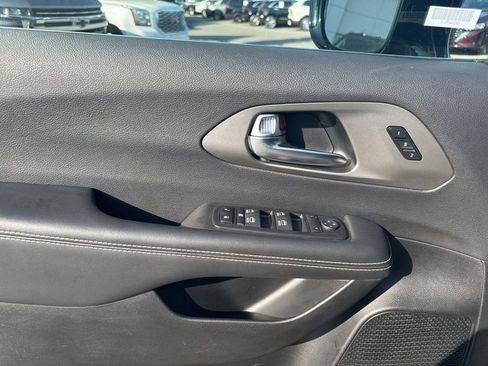 Used 2025 Chrysler Pacifica Select FWD image 11