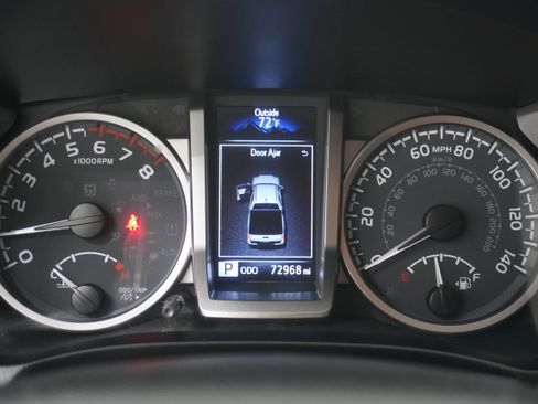 Used 2021 Toyota Tacoma SR5 w/ SR5 Appearance Package (SM) RWD image 17