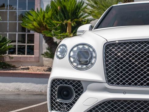 Used 2022 Bentley Bentayga AWD/4WD image 36