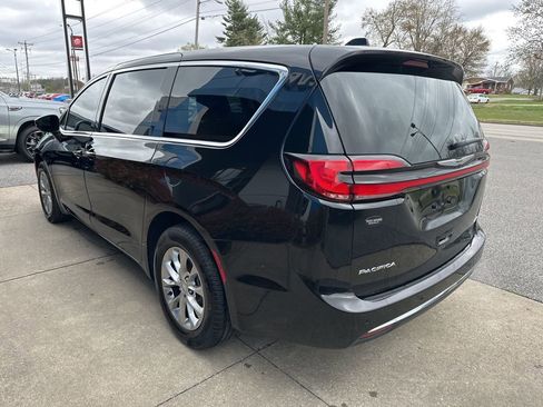 Used 2024 Chrysler Pacifica Touring-L image 7