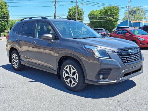 Used 2022 Subaru Forester Premium AWD/4WD image 3