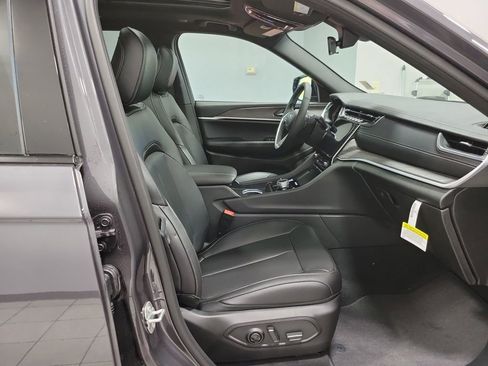 New 2025 Jeep Grand Cherokee L Limited w/ Black Appearance Package image 10