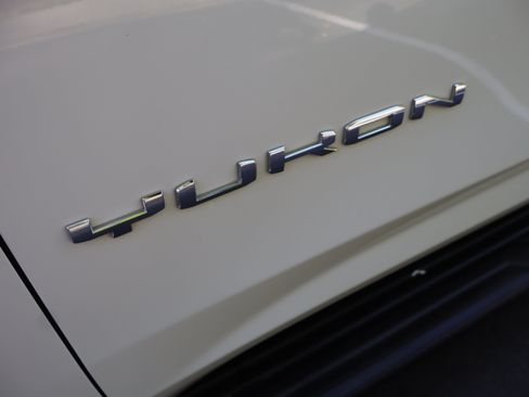 Used 2022 GMC Yukon SLE w/ Gmc Pro Safety Plus Package RWD image 16