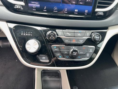 Used 2024 Chrysler Pacifica Touring-L FWD image 19