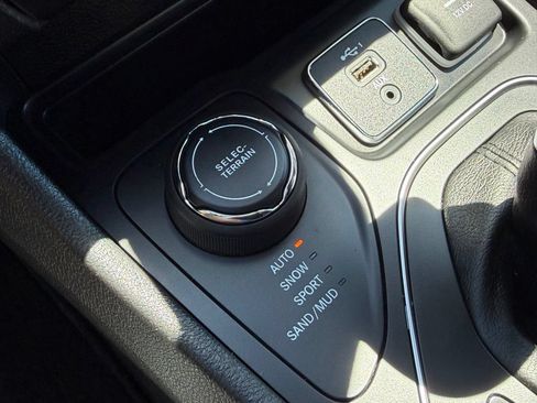 Used 2020 Jeep Cherokee Latitude Plus AWD/4WD image 15