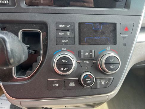 Used 2015 Toyota Sienna LE FWD image 32