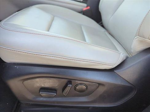 Used 2025 Ford Explorer Active w/ Active Comfort Package RWD image 12