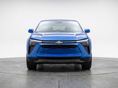 Used 2025 Chevrolet Blazer LT FWD image 2