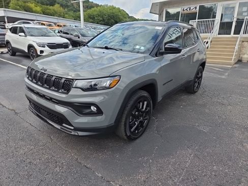Used 2023 Jeep Compass Latitude w/ Convenience Group AWD/4WD image 3