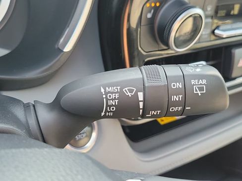 Used 2024 Toyota Highlander XLE AWD/4WD image 25