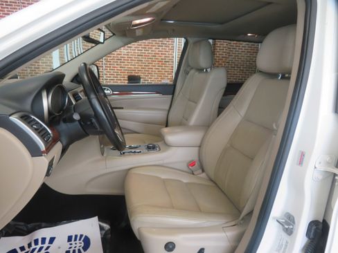 Used 2011 Jeep Grand Cherokee Limited image 15