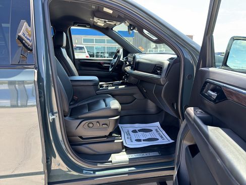 Used 2025 Chevrolet Suburban Z71 AWD/4WD image 24
