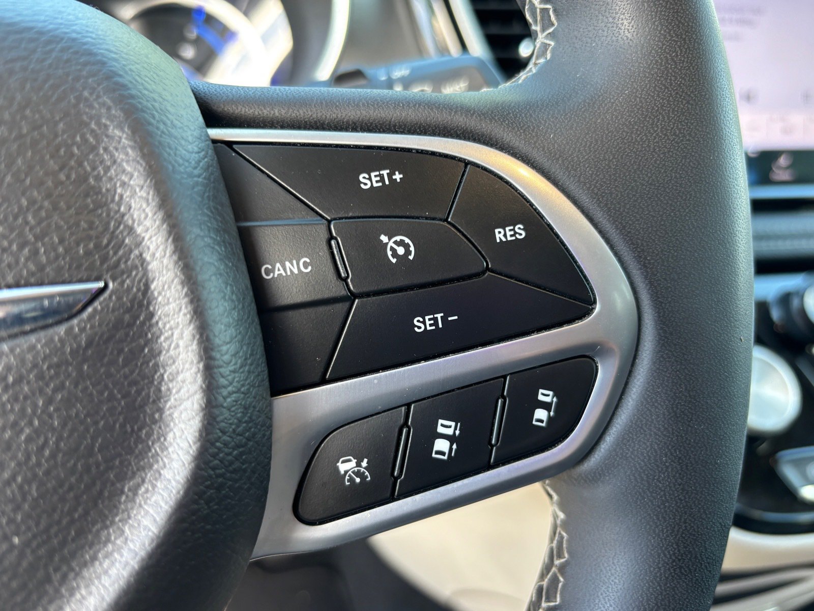 Used 2023 Chrysler Pacifica Touring-L FWD image 23