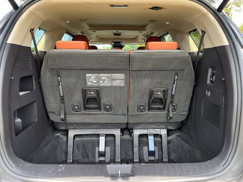 Used 2026 Kia Carnival SX w/ SX Dark Edition Package FWD image 9
