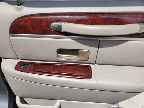 Used 2003 Lincoln Town Car Executive image 28