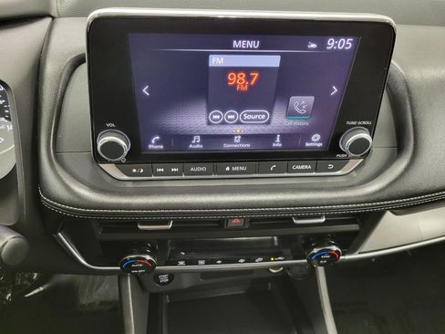 Used 2025 Nissan Rogue SV image 8