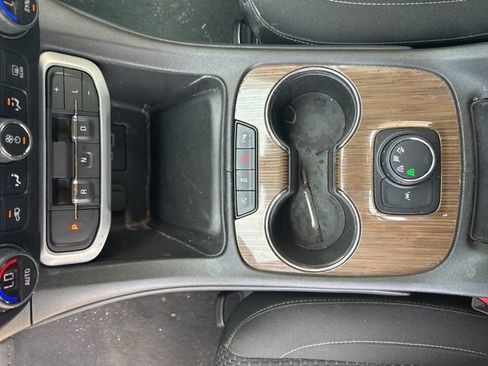 Used 2023 GMC Acadia SLE image 26