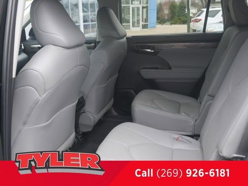 Used 2024 Toyota Highlander Limited AWD/4WD image 43