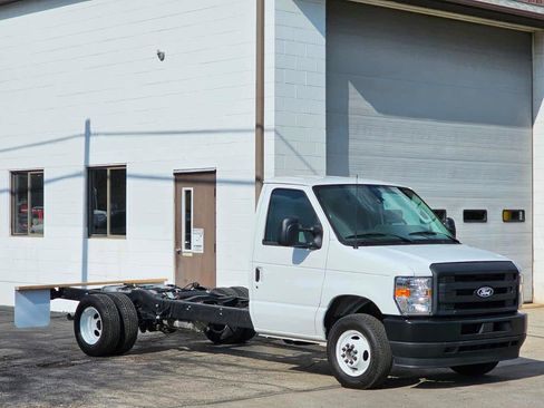 Used 2027 Ford E-450 and Econoline 450 Super Duty w/ Power Equipment Group RWD image 2