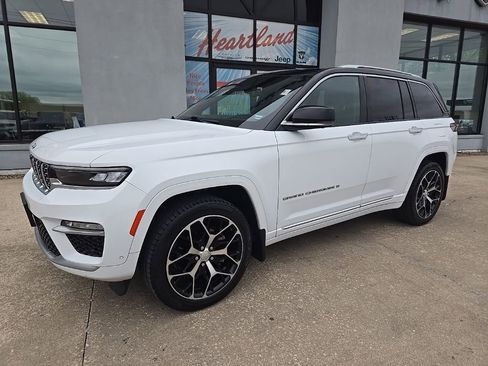 Used 2022 Jeep Grand Cherokee Summit AWD/4WD image 3