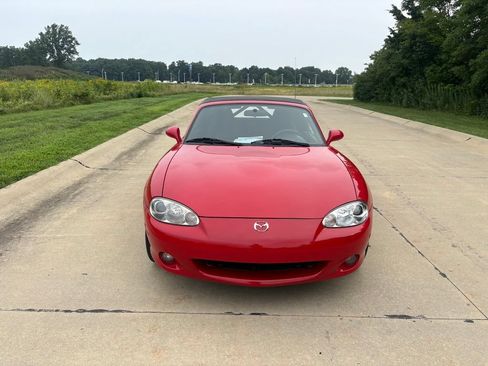 Used 2002 MAZDA MX-5 Miata RWD image 12