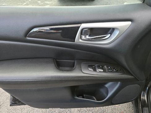 Used 2019 Nissan Pathfinder S image 23