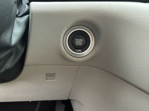 Used 2023 Chrysler Pacifica Touring-L image 10